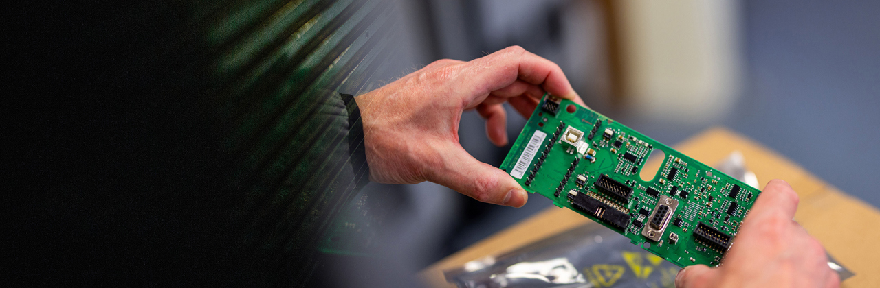 Person, die Ersatzteile in einem Danfoss-Werk einsammelt