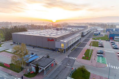 Vue de loin de l’usine sur fond de lever de soleil