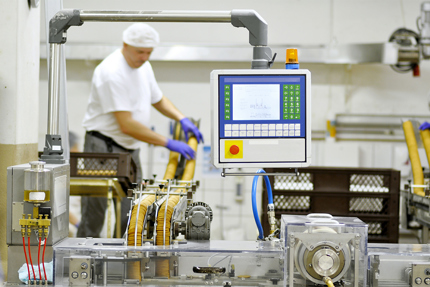 https://www.danfoss.com/media/2503/maschine-making-biscuits-danfoss.jpg?anchor=center&mode=crop&width=430