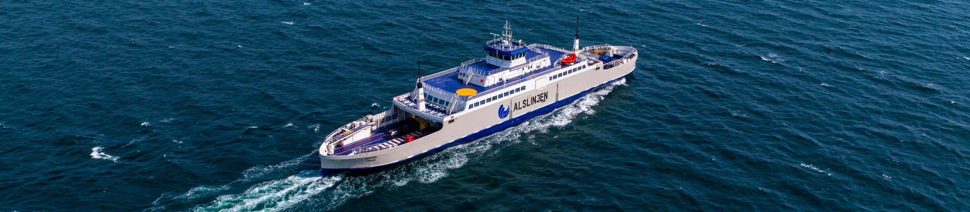 Ferge som seiler gjennom en iC7-ring