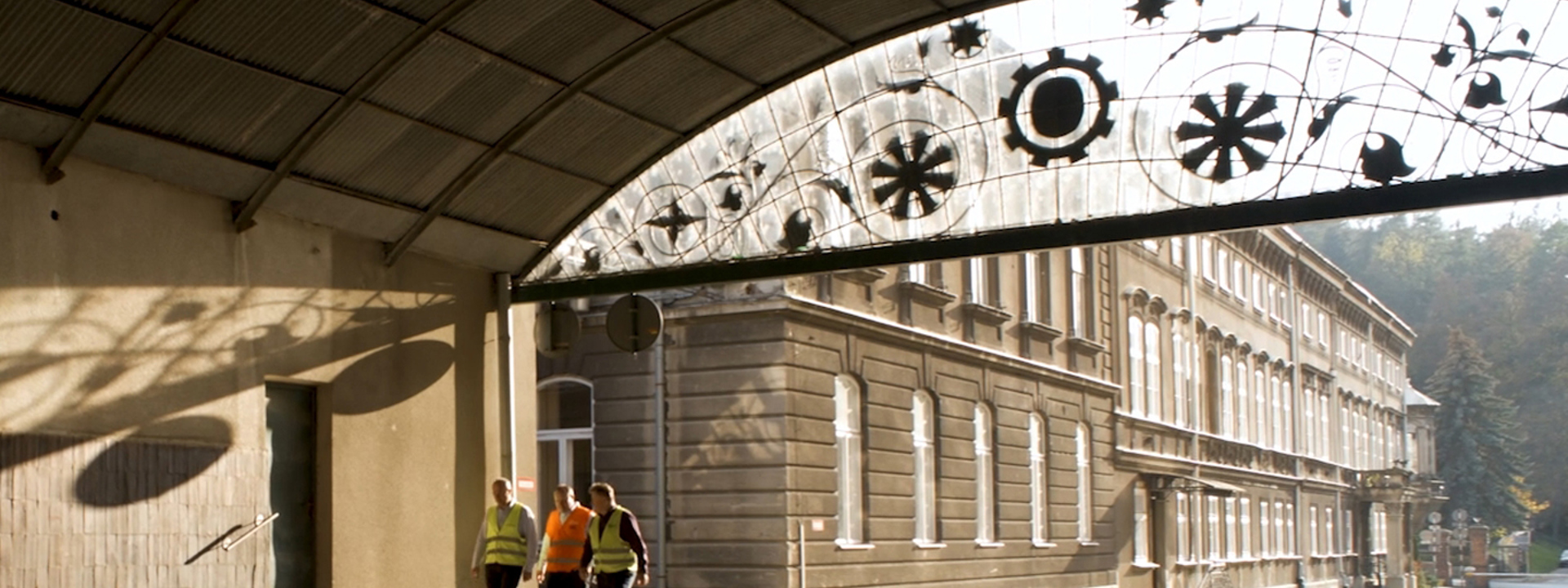 3 hommes marchant à la brasserie Carlsberg Okocim