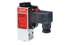 Product photo of the MBC 5100 compact pressure switch for marine by Danfoss