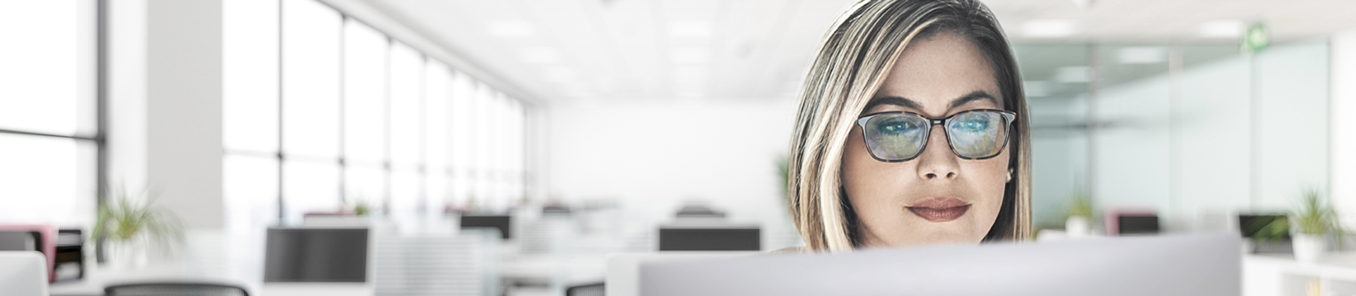 Employé travaillant sur un ordinateur