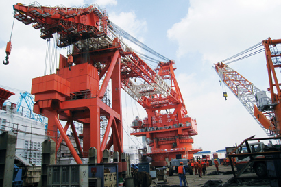 Controlling a 3000t slew crane on Chinese offshore pipe-laying vessel