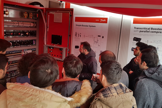 grupa mężczyzn na szkoleniu, oglądają instalację chłodniczą, instalatorzy i hurtownicy