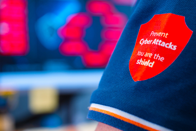 Persona utilizando MyDrive® Suite en una tableta