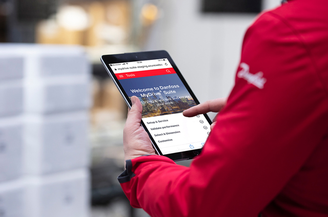 Persona utilizando MyDrive® Suite en una tableta