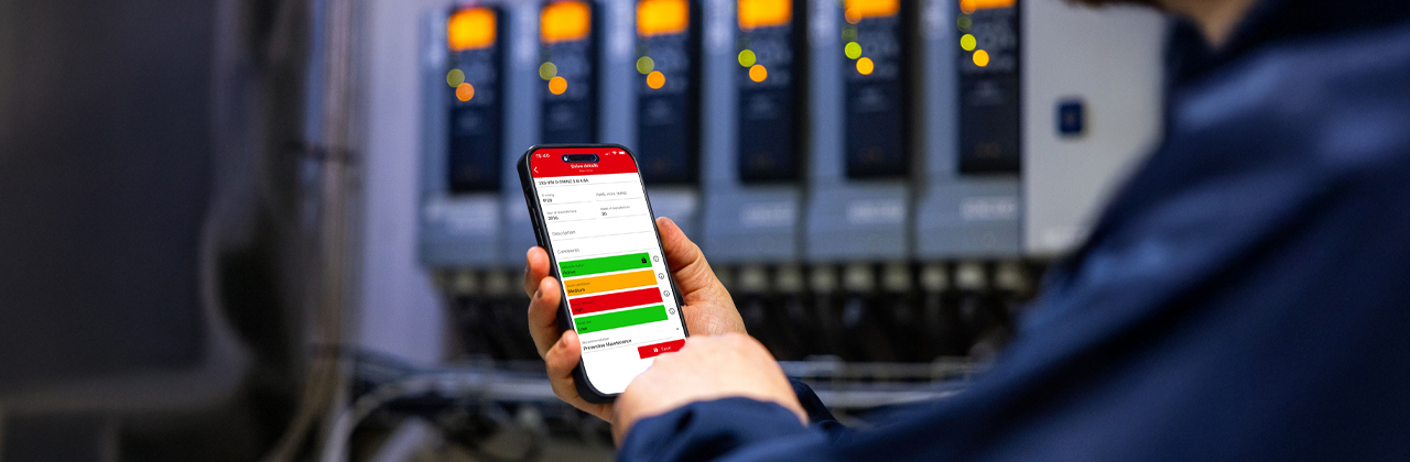 Techniker checkt die Daten einer Reihe von Frequenzumrichtern