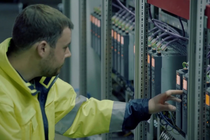 Trabalhador avaliando um drive de velocidade variável