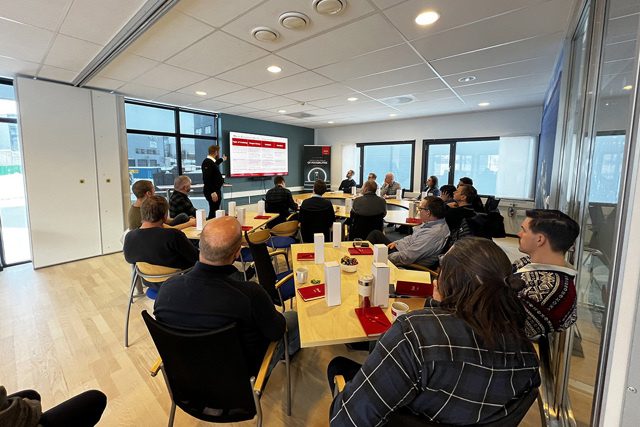 Deltakere på kurset sitter og hører på en presentasjon