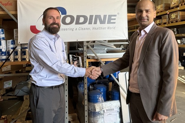 Sam Neale, vice president and general manager of commercial HVAC at Modine (left) is presented with Jetson by Modine’s EnVisioneer of the Year award by Vikas Anand, vice president of sales, Danfoss Climate Solutions, North America.