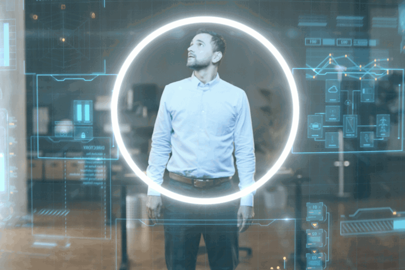 Homem olhando para uma parede virtual, cercado pela luz de halo do iC7