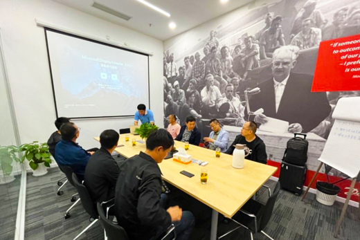 Engineers from Dahe Paper Group and Danfoss discussing maintenance plans in a Danfoss office