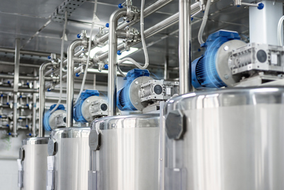 Cuatro motores eléctricos con líneas azules a su alrededor que indican la presencia de sensores de monitorización de las condiciones