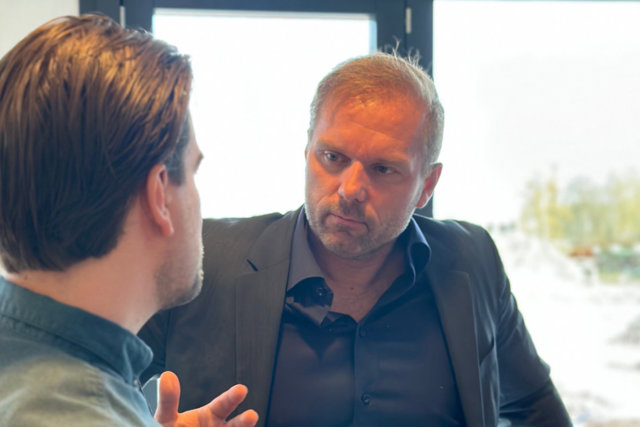 Danfoss ansatt og kursdeltaker snakker sammen