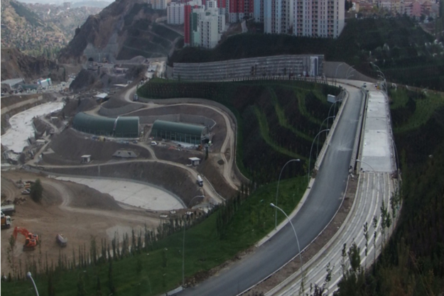 Elvarme sørger for sikre køreforhold på motorvej i Ankara, Tyrkiet