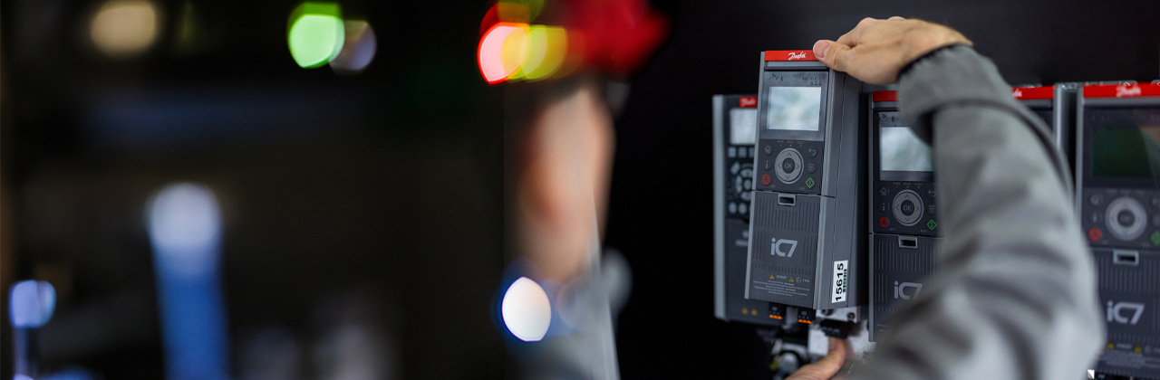 Ensemble de variateurs Danfoss côte à côte