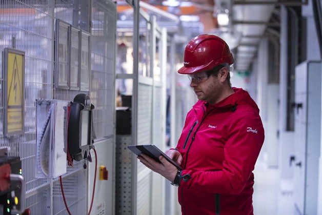 Danfoss employee performing a DrivePro® Site Assessment