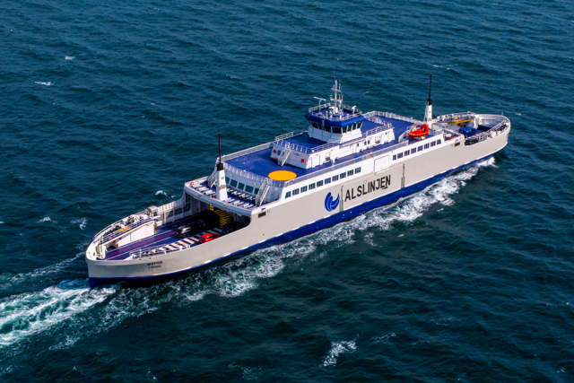 Ferry híbrido Wasaline navegando a través de un halo iC7