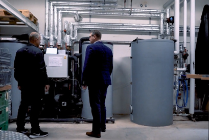 Dois homens avaliando uma unidade de recuperação de calor