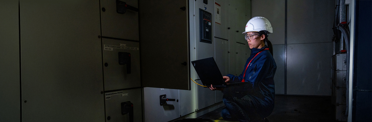 Kvinde, der hjælper en Danfoss kunde via DrivePro Expert Support