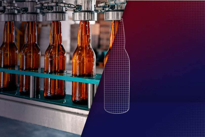 Garrafas marrons em uma linha de engarrafamento