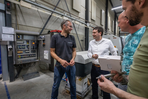 Four men from United Pipeline Products and Danfoss talking next to a VLT® AutomationDrive FC 302